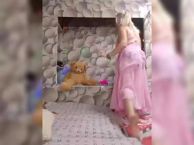 LizSage from BongaCams