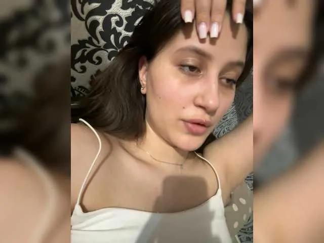 Masturbate to slutty escort Llevie Llevie from BongaCams