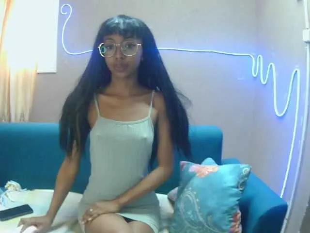 Discover Marinahgrey, she wants to masturbate for you Marinahgrey from BongaCams