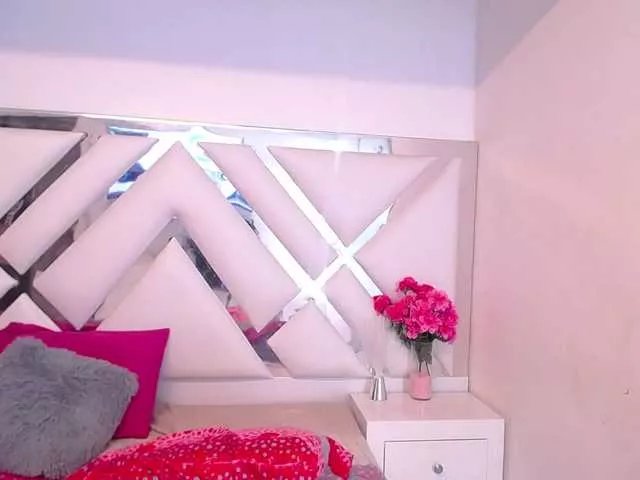 Discover Tinafox, she wants to masturbate for you tinafox from BongaCams