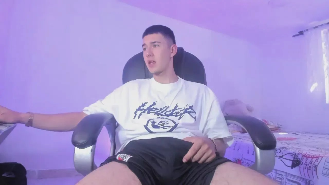 Aleckk_Boy from Cam4