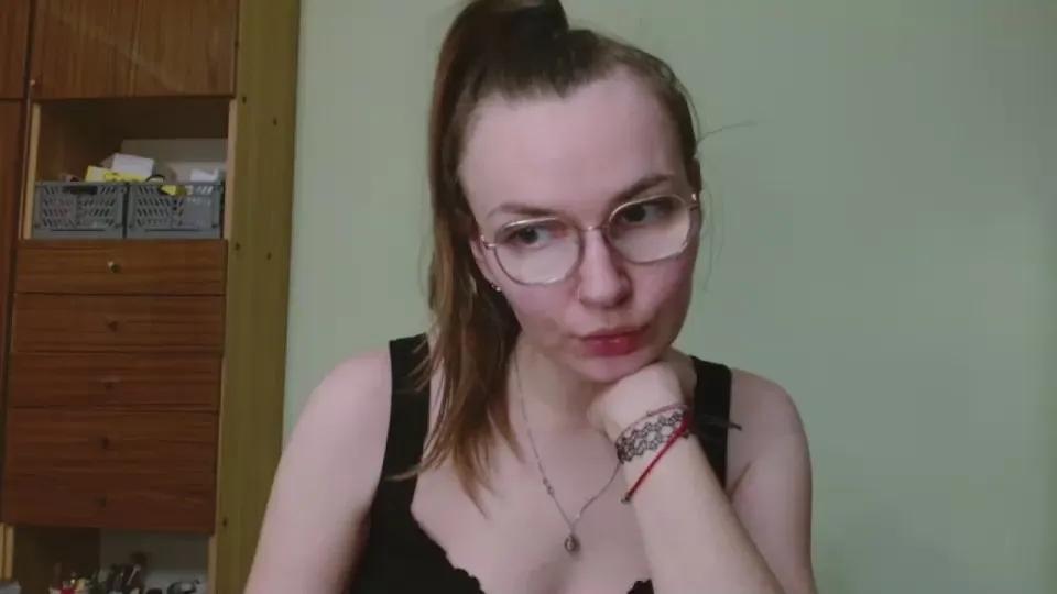 Sweet EllyHEARTx wants you to fuck her body now EllyHEARTx from Cam4