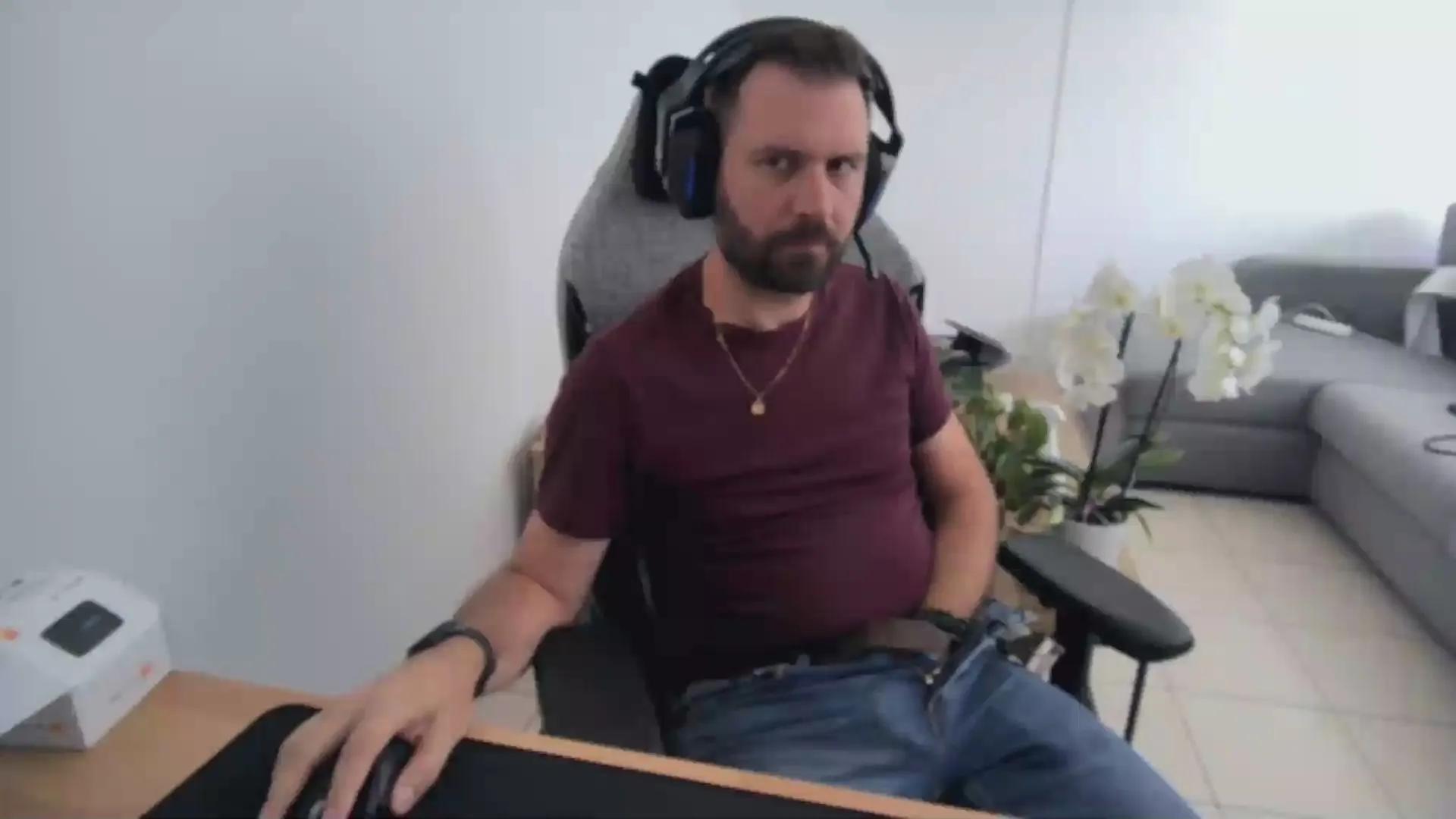 Sweet Moi92160 wants you to fuck his body now moi92160 from Cam4