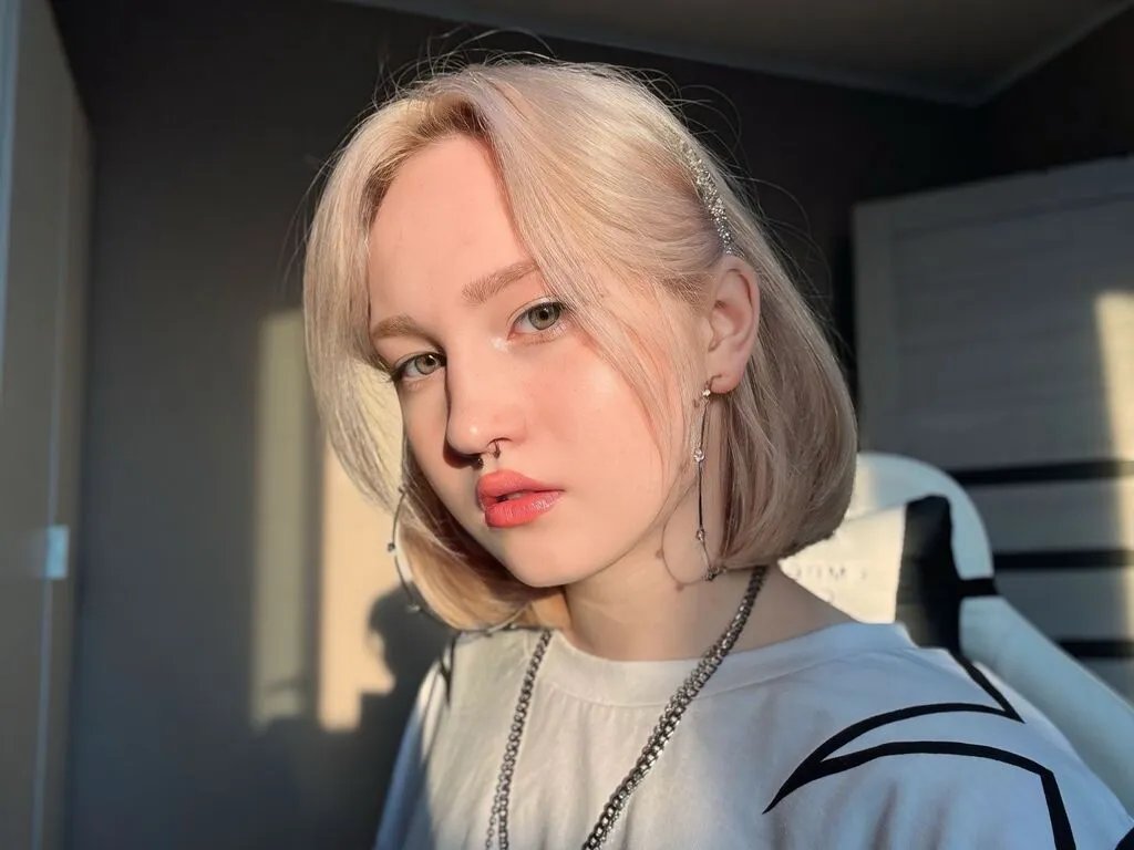 Naked IleneDrones wants you to fuck her body now IleneDrones from LiveJasmin