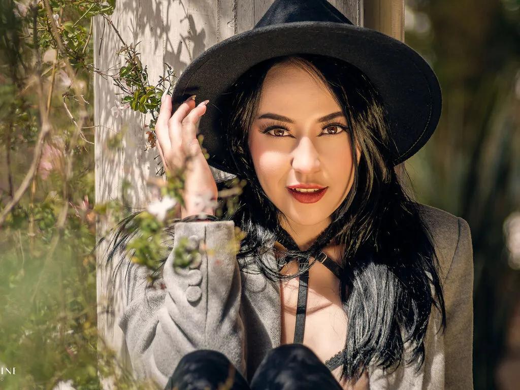 Discover LunaSilvestre, she wants to masturbate for you LunaSilvestre from LiveJasmin