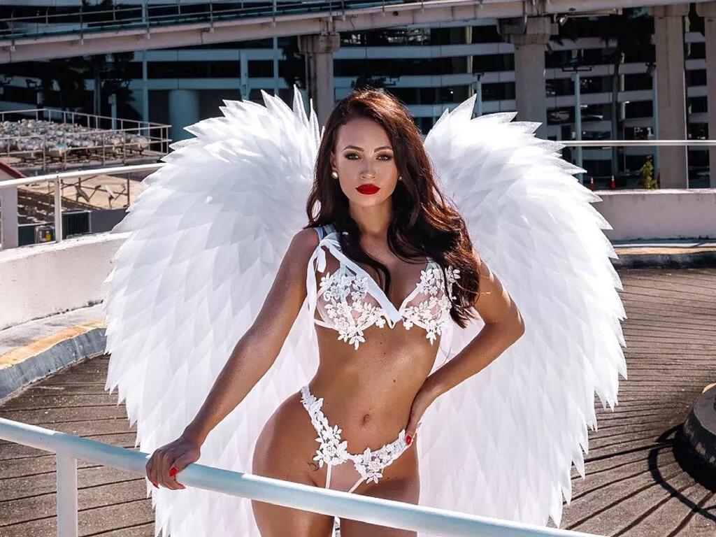 Watch cute stripper RaqueleGrace RaqueleGrace from LiveJasmin