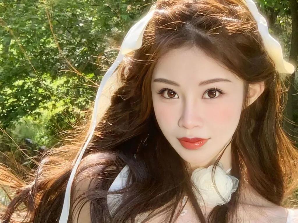 Discover XiaoJuan, she wants to masturbate for you XiaoJuan from LiveJasmin