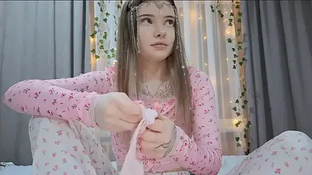 CarolinePepper from StripChat